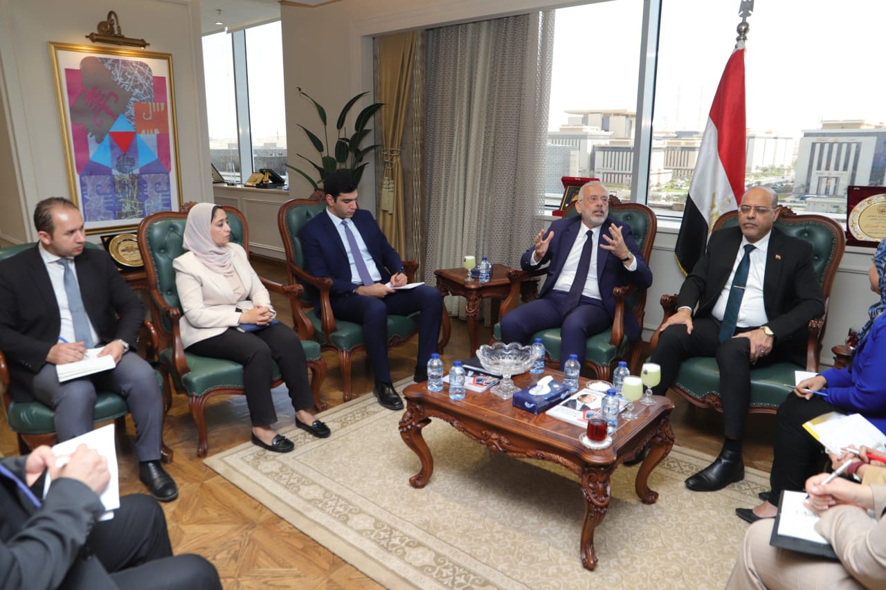 وزير القوى العامله 
